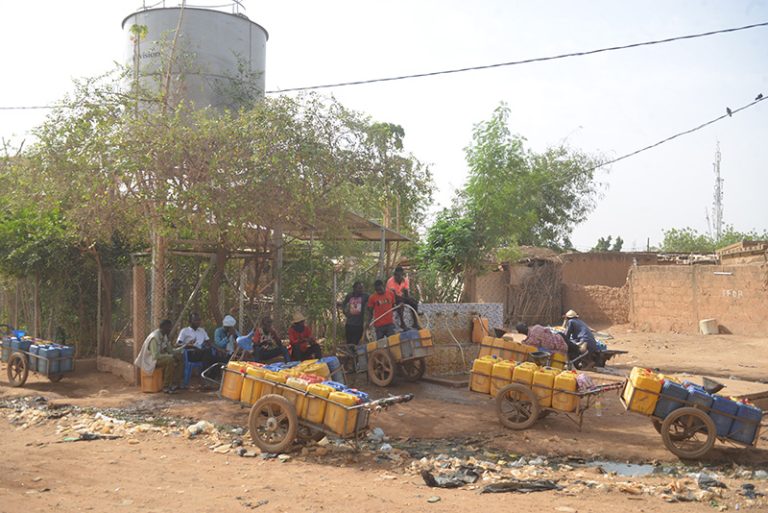 1. Scène d'approvisionnement en eau au quartier Talajé de Niamey_ ADO_9494