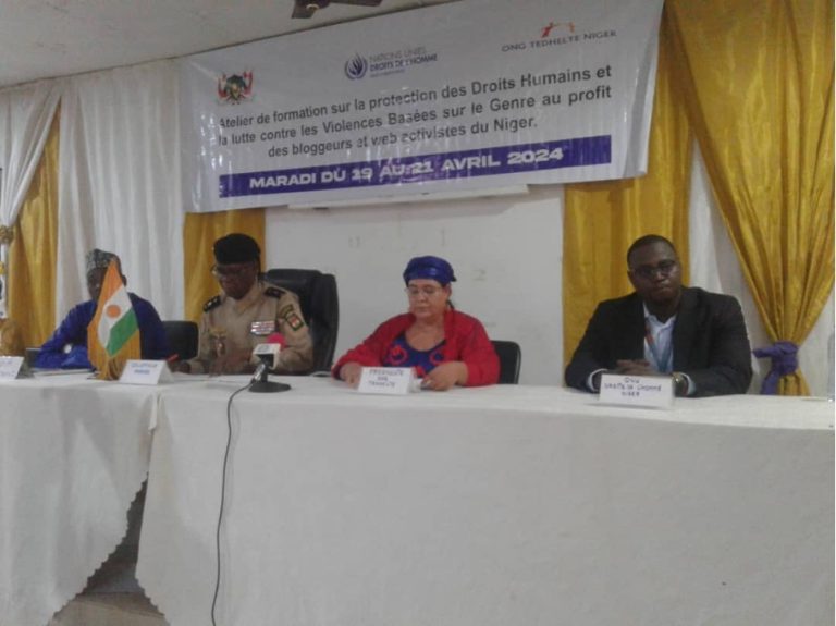 La table de séance à l’ouverture des travaux