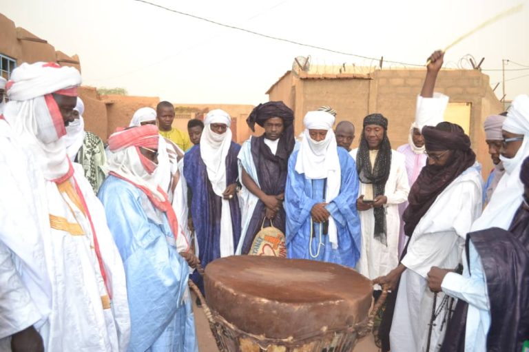 1 - Le coup de tambour est donné par les notables nommés par le Sultan de l'Aîr