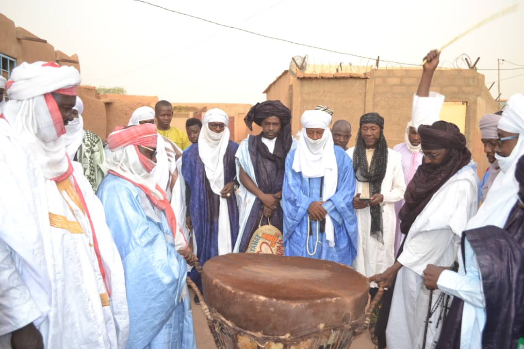 1 - Le coup de tambour est donné par les notables nommés par le Sultan de l'Aîr