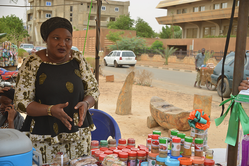 Mme Ibrahim Djamila participant à la foire Tabaski