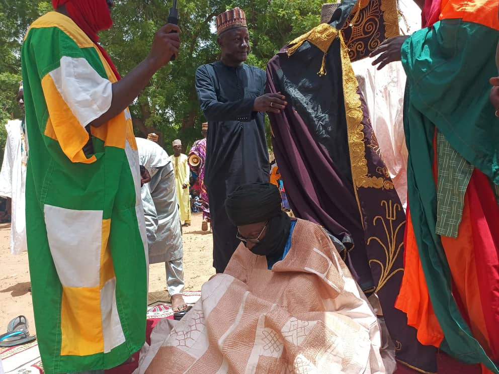 1- Le nouveau Waziri a été intronisé.....
