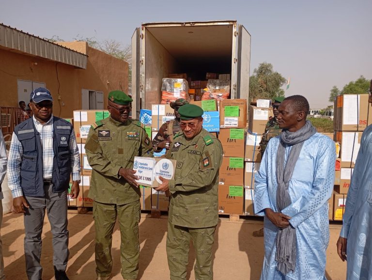 Le ministre de la santé procédant à un don de matériel médiacal aux formations sanitaires d'Agadez