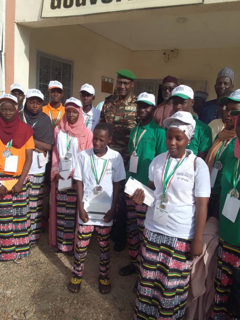 Le Gouverneur en compagnie des élèves excellents