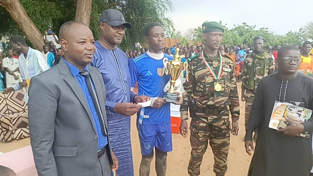 Le capitaine de l'équipe de Dantchandou recevant son trophée