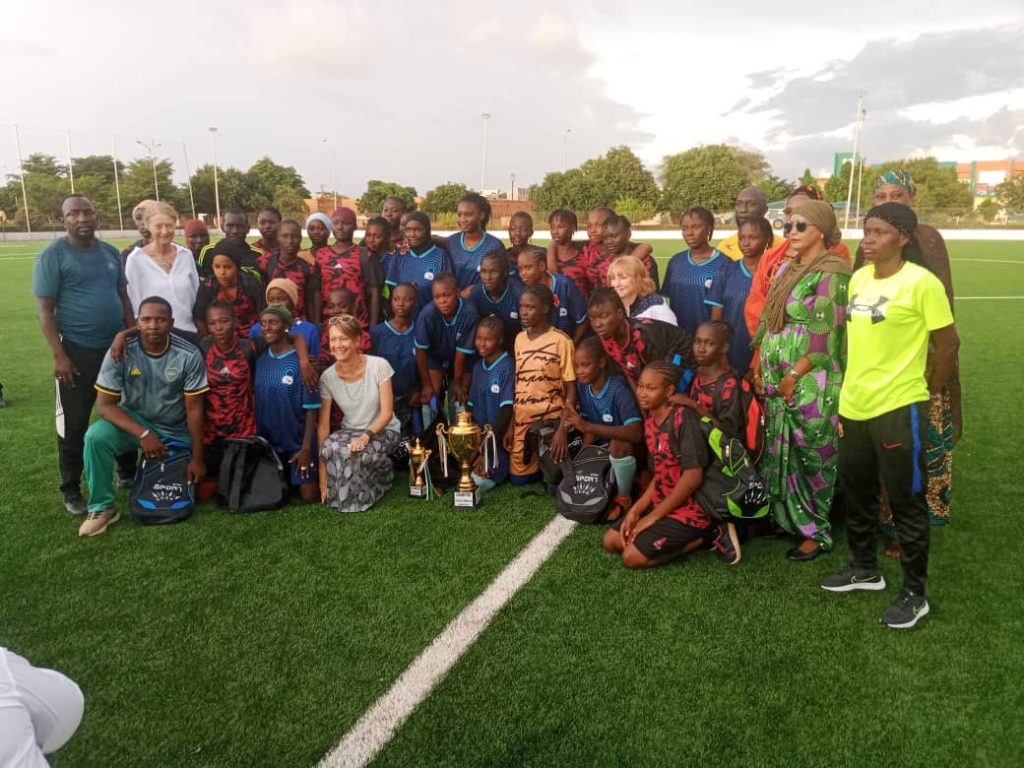 Les équipes championnes des deux catégories à l'issue des championnats