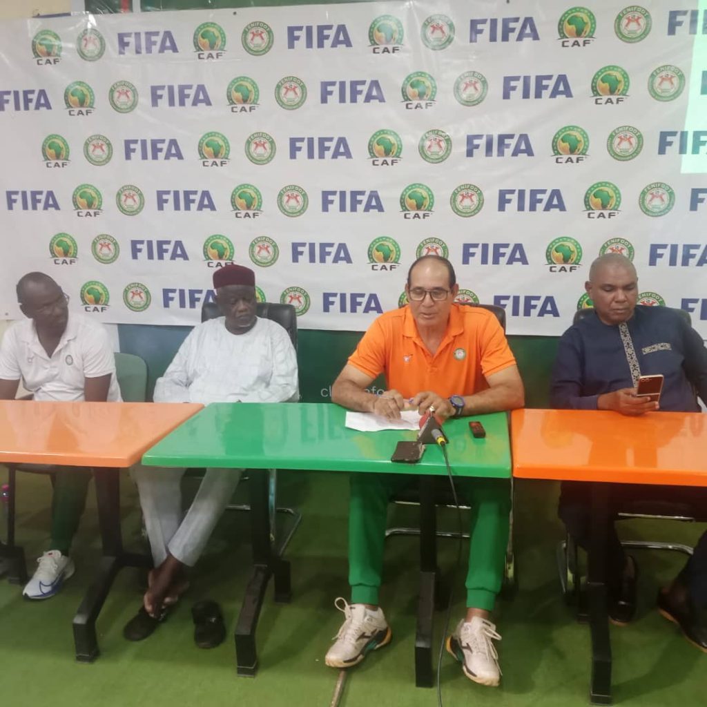 L'Entraineur Badou Zaki au cours de la conférence de presse