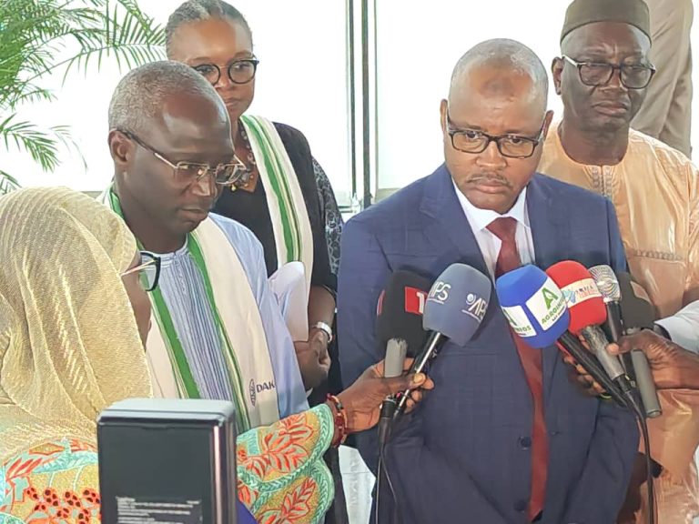 Le Ministre Mahaman Elhadj Ousmane face à la presse - à côté de lui écharpe Dr Mabouba Diagne Ministre Sénégalais de l' Agriculture,de la souveraineté alimentaire et de l' Élevage.