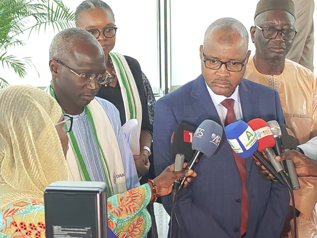 Le Ministre Mahaman Elhadj Ousmane face à la presse - à côté de lui écharpe Dr Mabouba Diagne Ministre Sénégalais de l' Agriculture,de la souveraineté alimentaire et de l' Élevage.