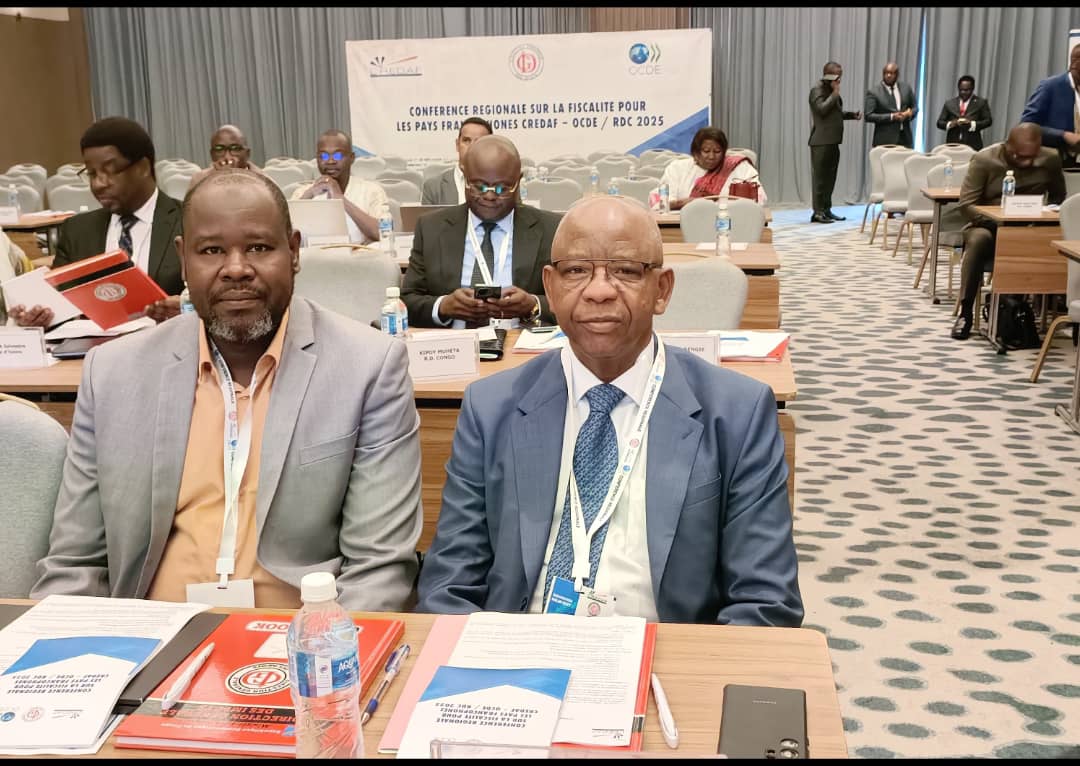 Le DGI (à droite) lors des travaux de la conférence à Kinshasa