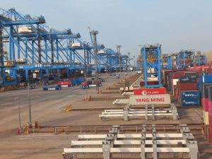 Les véhicules intelligents du port de Qingdao s'activent pour transporter les conteneurs (2)