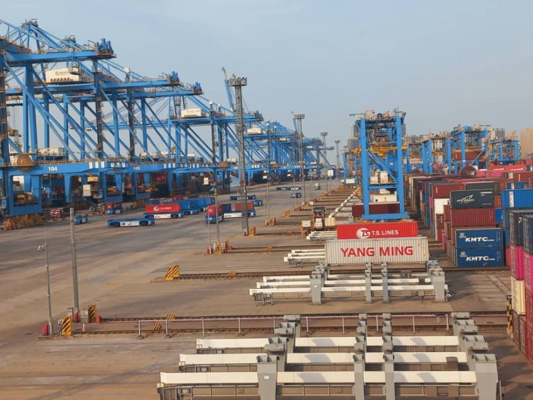 Les véhicules intelligents du port de Qingdao s'activent pour transporter les conteneurs (2)