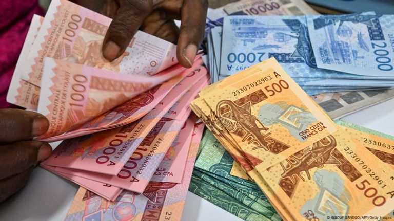 Des liasses de billets du FCFA