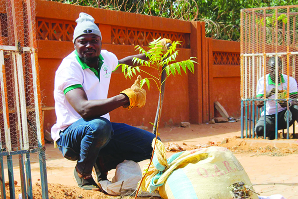 AAA Feu Abdoul Razak Tarno lors d'une cérémonie de plantation d'arbres