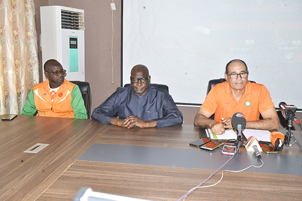AAALe Selectionneur Badou Zaki(micro)