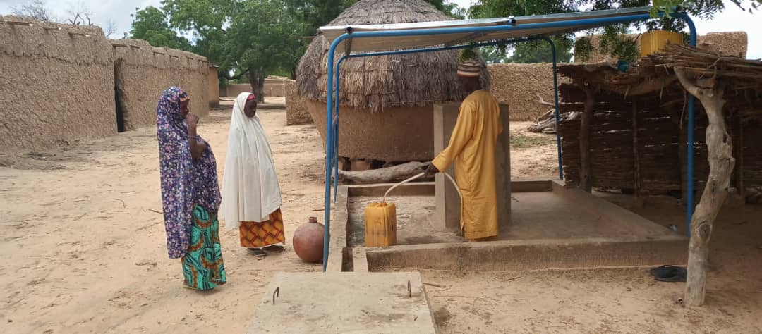 Des femmes de Dan Taro puisent de l'eau potable à l'une des bornes-fontaines du village