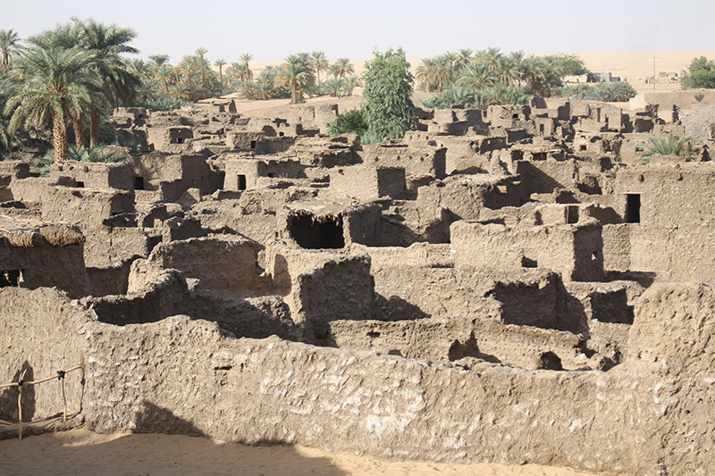 Vue plongée de la cité maraboutique de Fachi, oasis perdue dans le Sahara connue pour la science de ses marabouts
