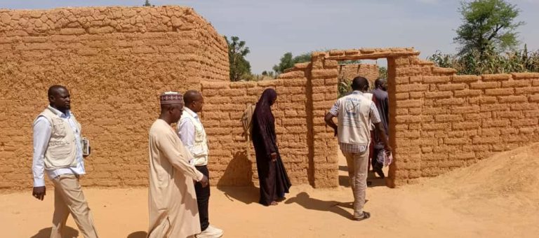 La délégation visitant les ménages bénéficiaires du programme dans le village de Elh Raman