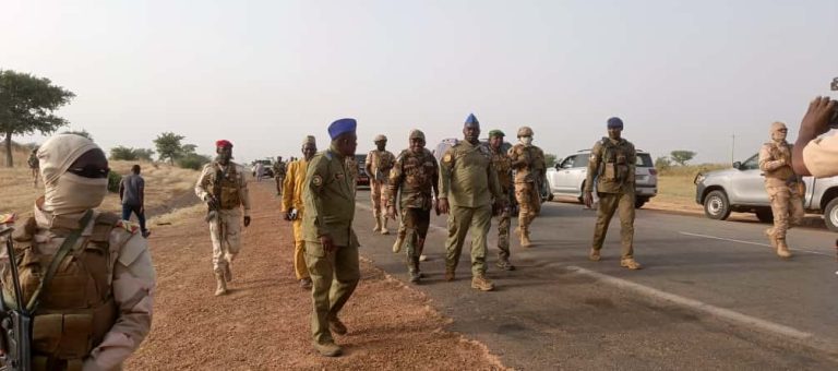 Sur le site de construction du parking des camions citernes