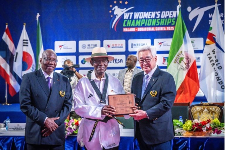 Le Président Obian Nguema entouré de Idé Issaka et Dr Choue