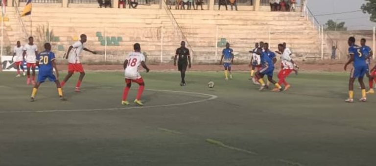 Entente-Akokana sur la pelouse du stade régional de Dosso