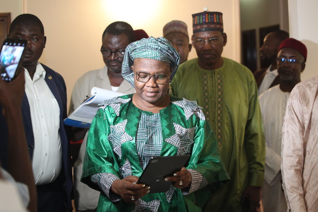 La Ministre en charge de l'Education en visite au niveau du projet Niger Lire lors du lancement de l'initiative un enseignant-une tablette