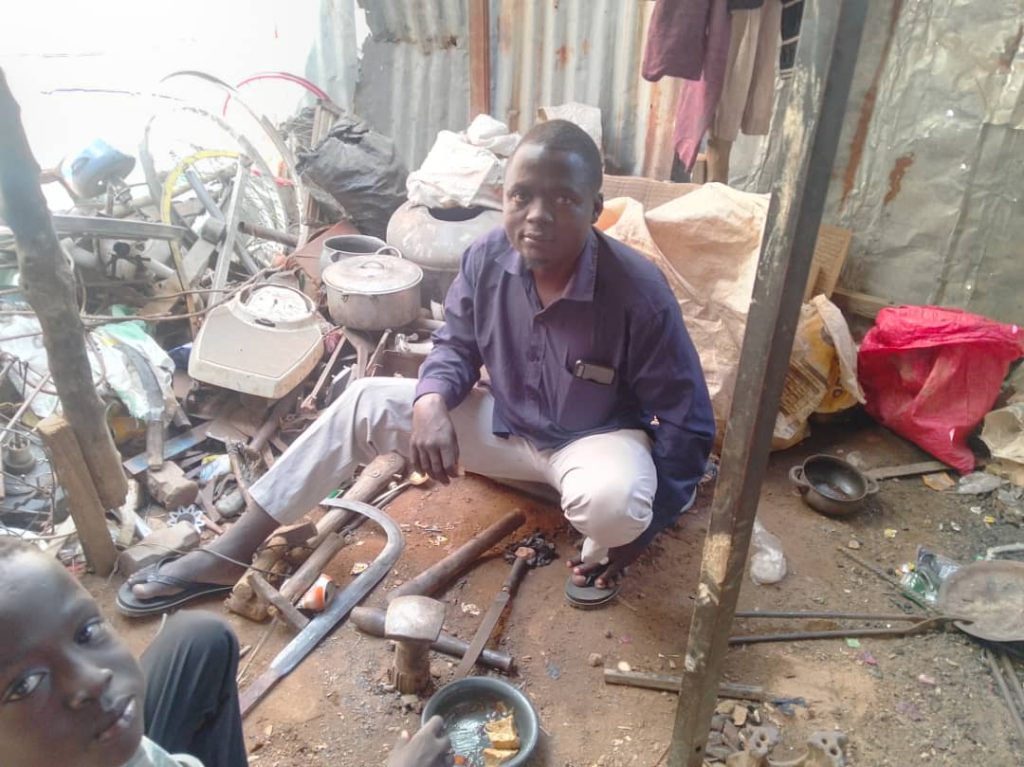 Moustapha Midji dans son atelier