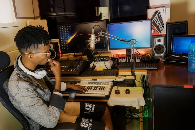 Aboubacar Moutari alias Aboubacar M Zinder dans son studio