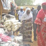 Visite des stands d'exposion vente des produits_IIM2292