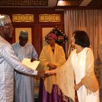 présentation de copie figurée par l'ambassadrice de l' espagne salamatou nestor 21 01 (4)