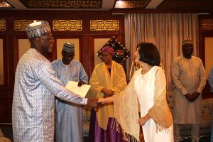 présentation de copie figurée par l'ambassadrice de l' espagne salamatou nestor 21 01 (4)