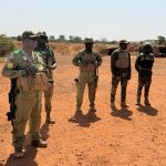 Le Chef d'Etat major des armées (à gauche) lors de sa visite