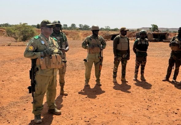 Le Chef d'Etat major des armées (à gauche) lors de sa visite