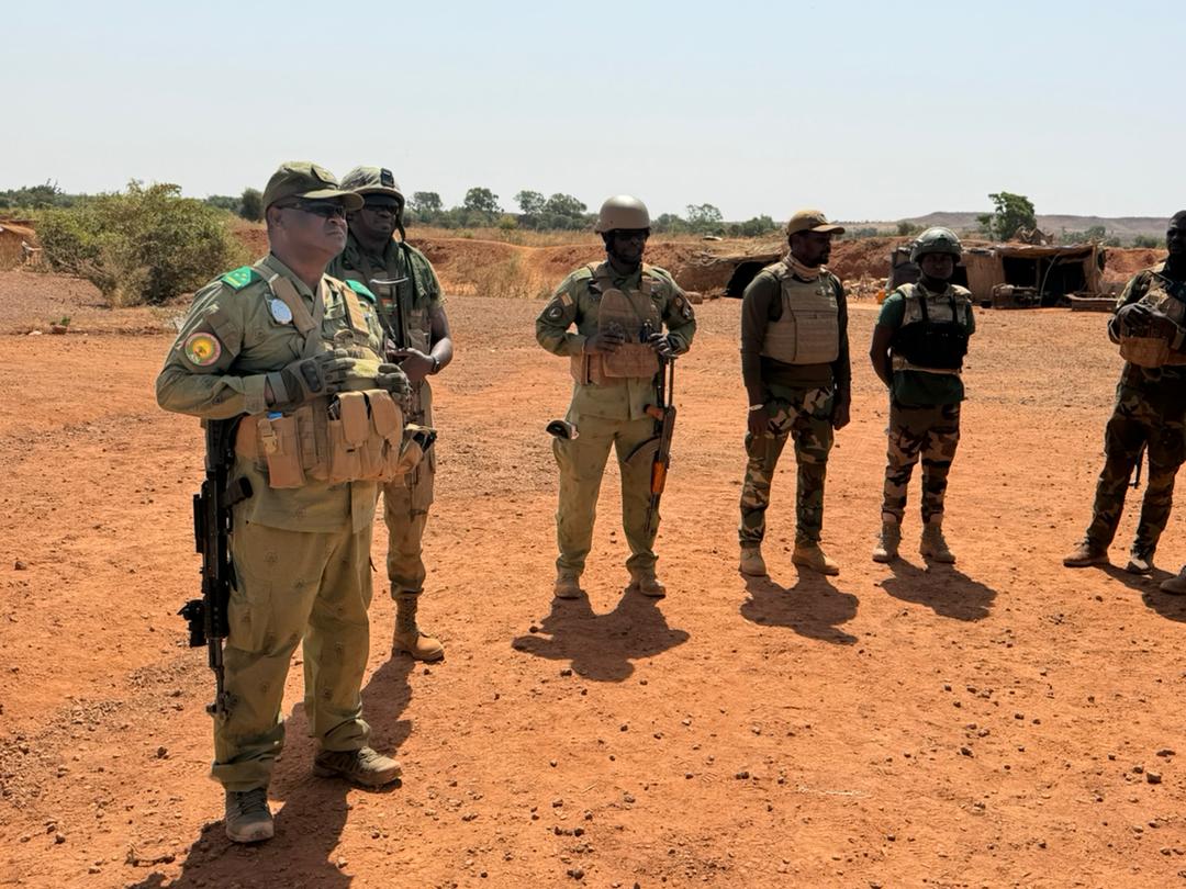 Le Chef d'Etat major des armées (à gauche) lors de sa visite