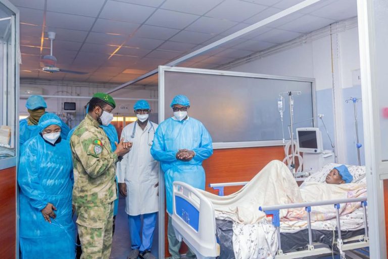 Le Président de la Transition s'est rendu au chevet des blessés ....