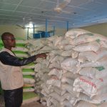 le Directeur du perimètre dans le magasin d'intants agricoles