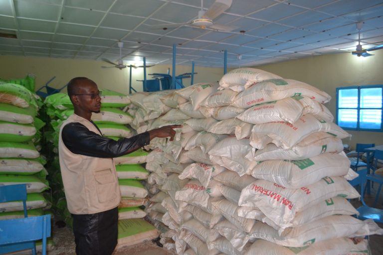le Directeur du perimètre dans le magasin d'intants agricoles