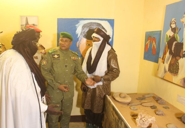 1. Présentation au gouverneur et au sultan d'agadez d'outils archéologiques, pointes des flèches, meule, grattoir, hache ...