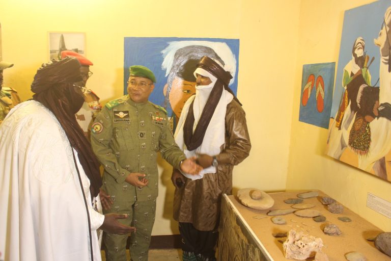 1. Présentation au gouverneur et au sultan d'agadez d'outils archéologiques, pointes des flèches, meule, grattoir, hache ...