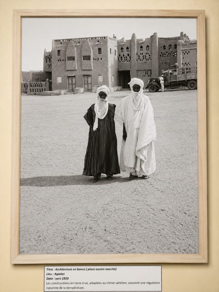 2. Image prise à la place de l'ancien marché d'Agadez en 1920, illustrant l'architecture crue, adaptée au climat sahelien