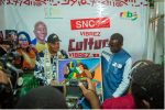 A l’issue de cette visite conjointe, le ministre burkinabè en charge de la Culture (à droite) a offert un cadeau à son homologue nigérien