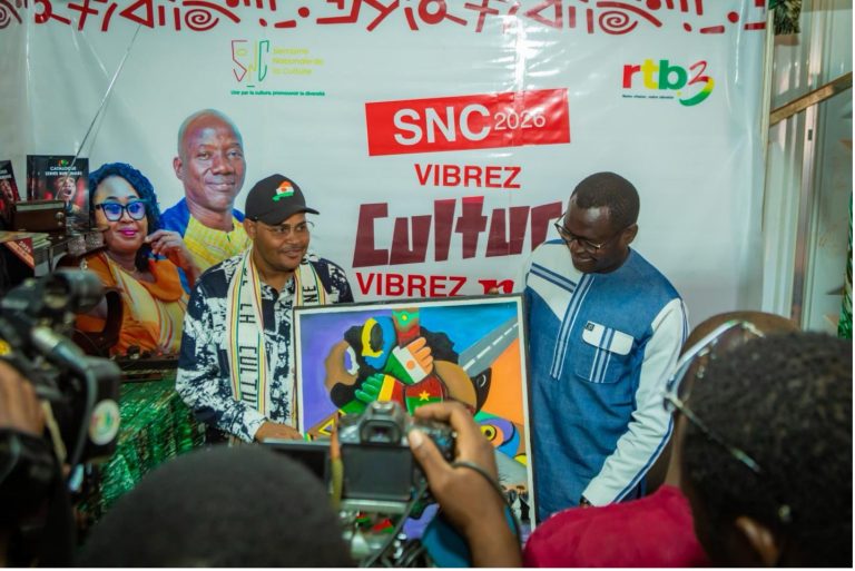 A l’issue de cette visite conjointe, le ministre burkinabè en charge de la Culture (à droite) a offert un cadeau à son homologue nigérien