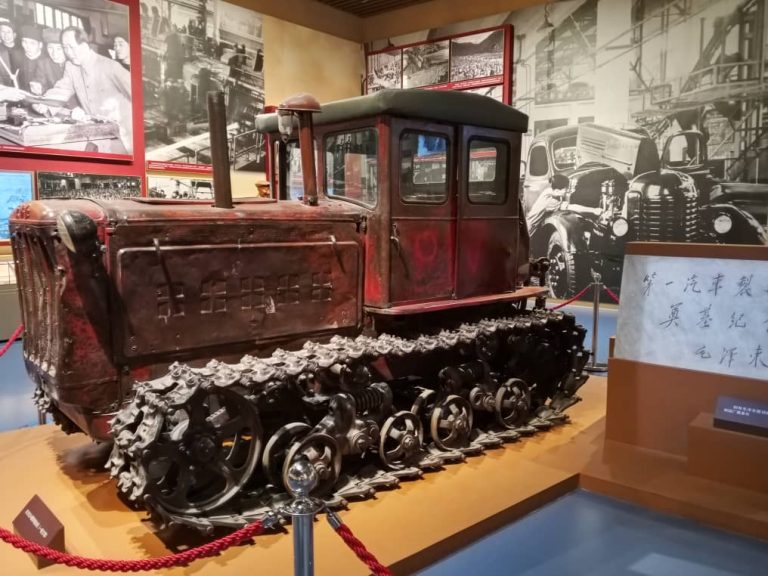Le premier tracteur agricole fabriqué en Chine de manière autonome exposé dans le musée