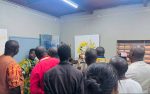 Public contemplant un tableau lors de l'exposition '' Traces Vives ''