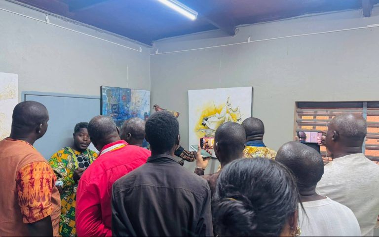 Public contemplant un tableau lors de l'exposition '' Traces Vives ''