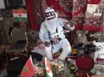 Le promoteur culturel nigérien Alhousseini Chefou dans son stand à Marrakech