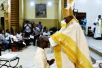 Mgr laurent Lompo imposant les mains à l'Abbé ERIC BEOGO.JPG