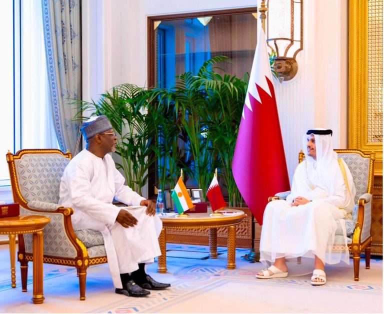 e ministre Bakary Yaou Sangaré avec M. Ghalib al maamari, Sous-Secrétaire du Ministère du Commerce, de l’Industrie et de le promotion l’Investissement
