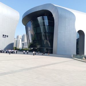 Sur l'esplanade du parc d'exposition de 70è anniversaire de la création de la région Autonome de Xinjiang
