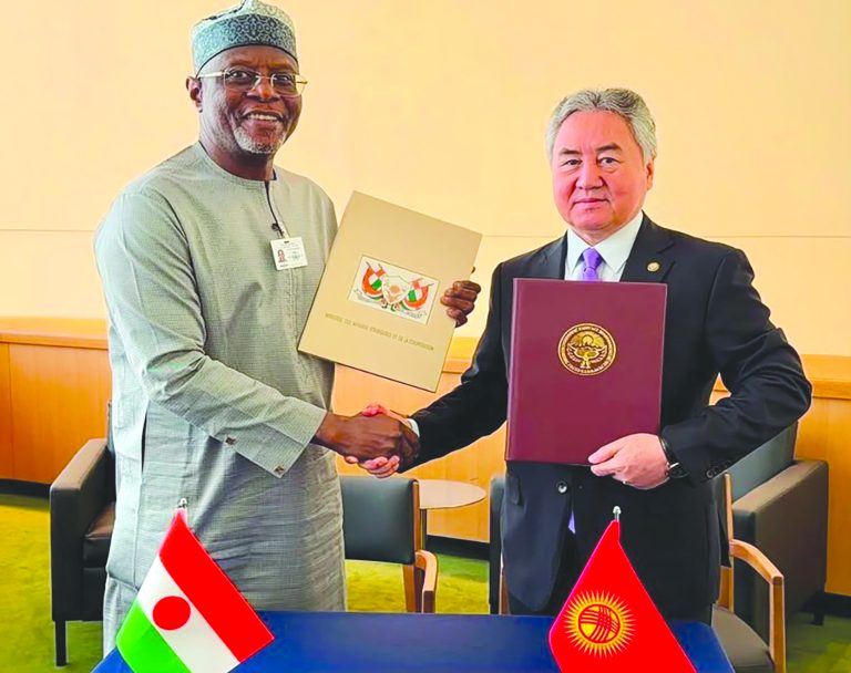 BBB Le ministre Bakary Yaou Sangaré et son homologue kirghize M. Jeenbek Kouloubaïev